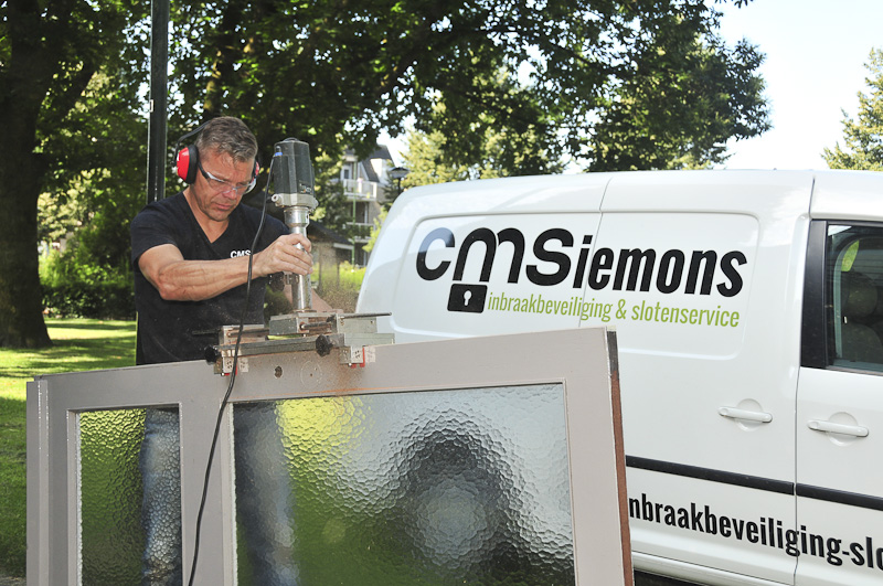 tsc_2204cees-siemons-inbraakbeveiliging-en-slotenservice-6fotos-3puntsluiting-monteren-son Vervanging slot